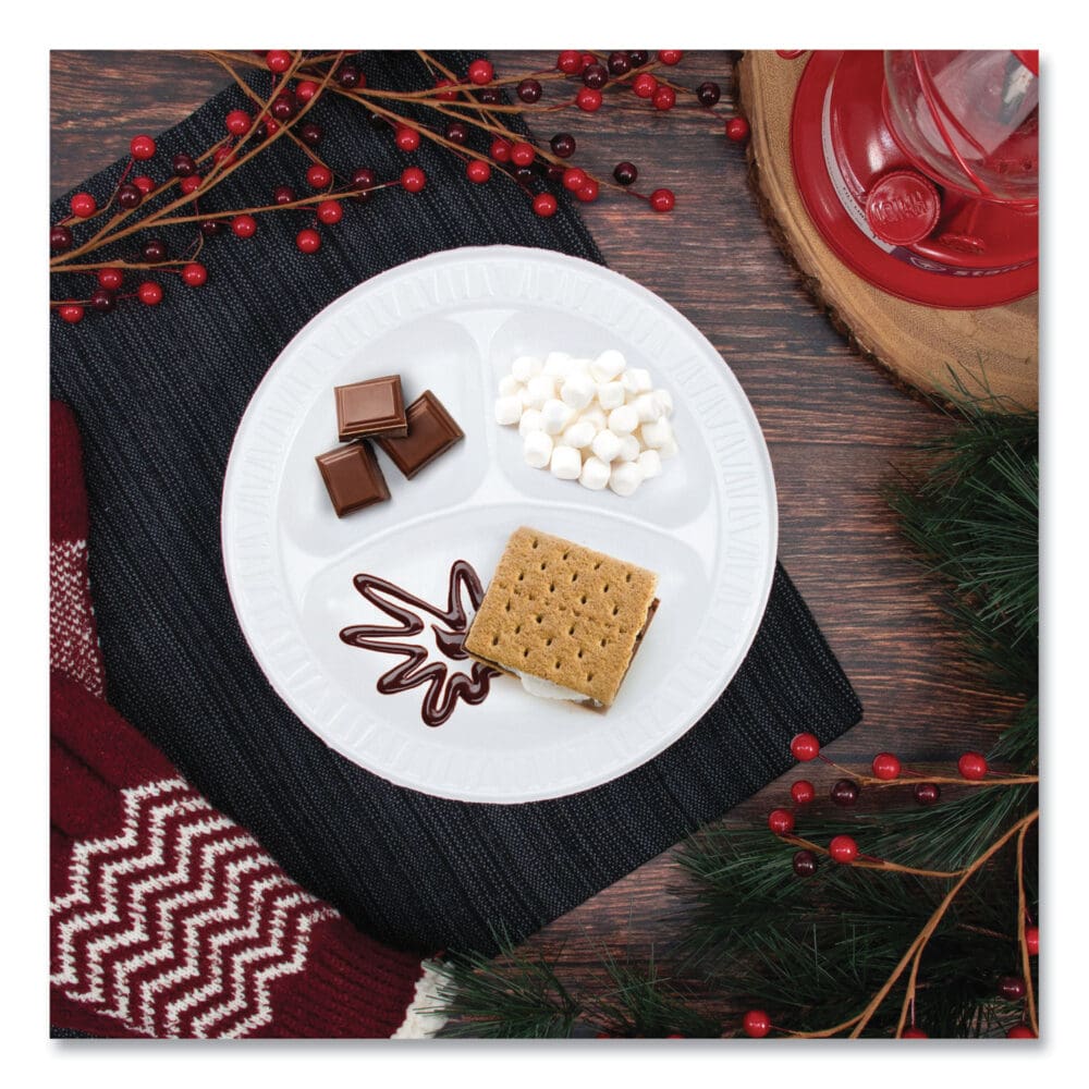 Quiet Classic Laminated Foam Plates, 3-Compartment, 9" dia, White, 125/Pack, 4 Packs/Carton - Image 4