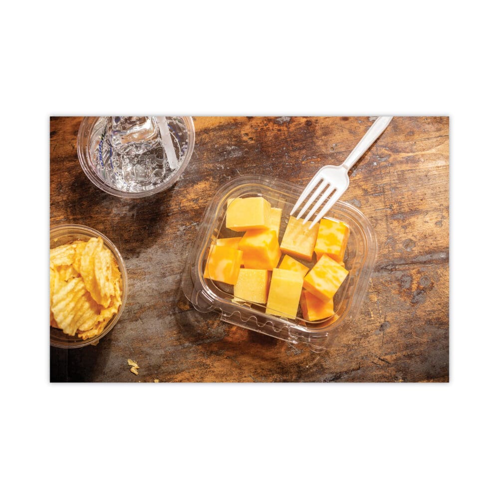 EarthChoice Tamper Evident Recycled Hinged Lid Deli Container, 16 oz, 5.38 x 4.5 x 2.63, Clear, Plastic, 304/Carton - Image 4