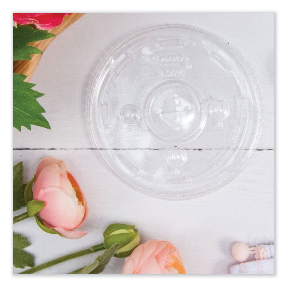 Straw-Slot Cold Cup Lids, Fits 30 oz to 32 oz Cups, Clear, 50/Sleeve, 20 Sleeves/Carton - Image 2