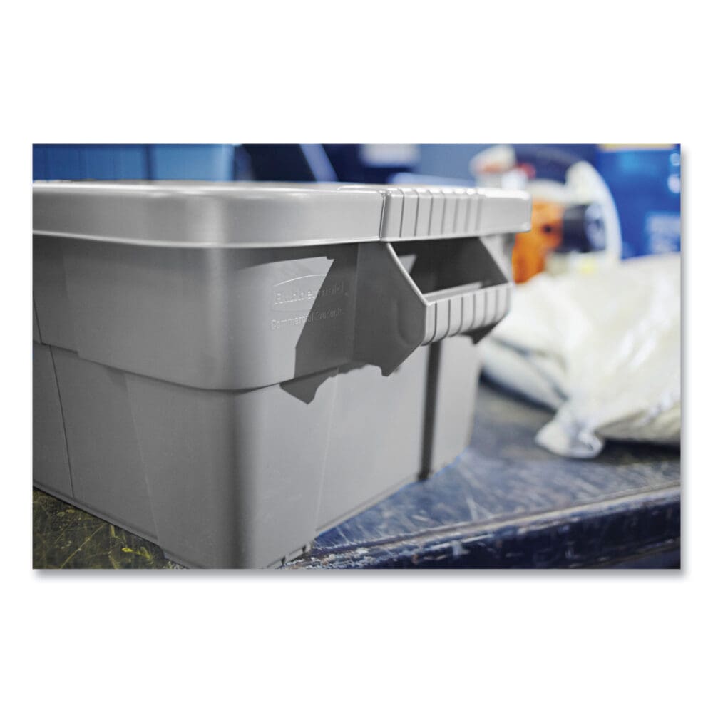 BRUTE Tote with Lid, 14 gal, 27.5" x 16.75" x 10.75", Gray - Image 2